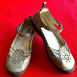 JBU Sz 10W Laser Cut Out Elastic Vegan Leather Velcro Closure  Sandals